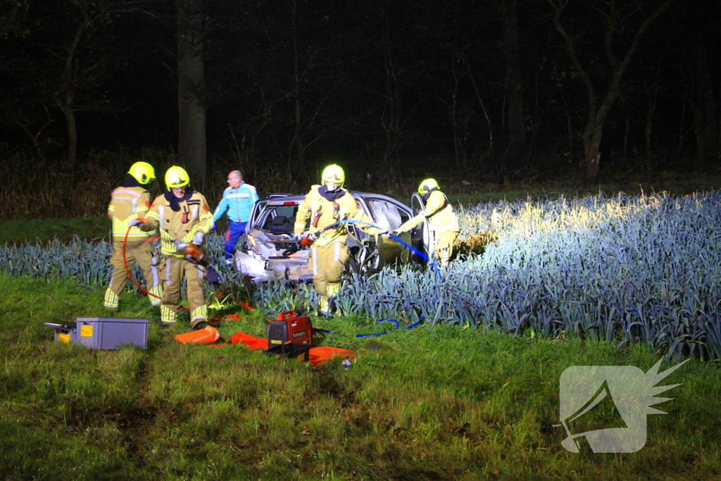 Auto belandt tussen prij door aanrijding