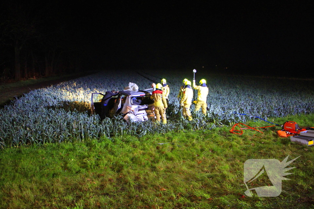 Auto belandt tussen prij door aanrijding