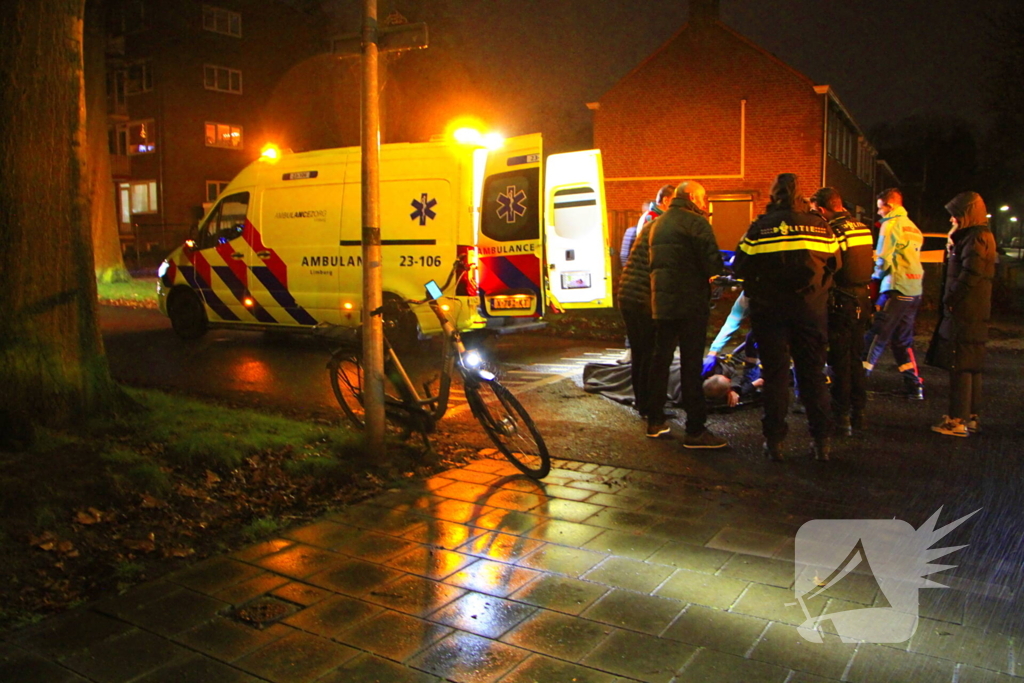 Fietser gaat onderuit door bladeren op de weg