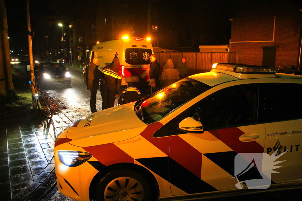 Fietser gaat onderuit door bladeren op de weg