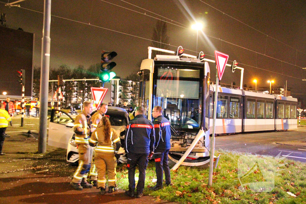 Meerdere gewonden bij ernstige botsing tussen auto en tram