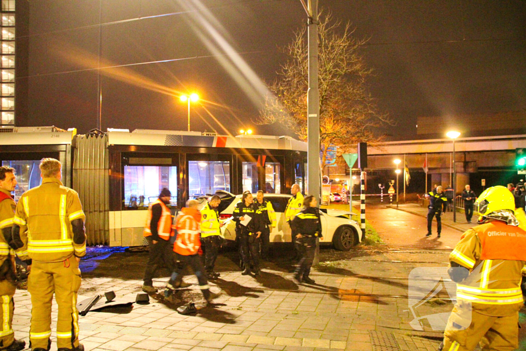 Meerdere gewonden bij ernstige botsing tussen auto en tram