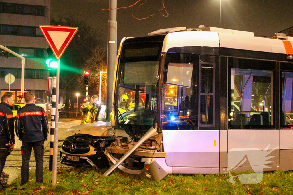 Meerdere gewonden bij ernstige botsing tussen auto en tram