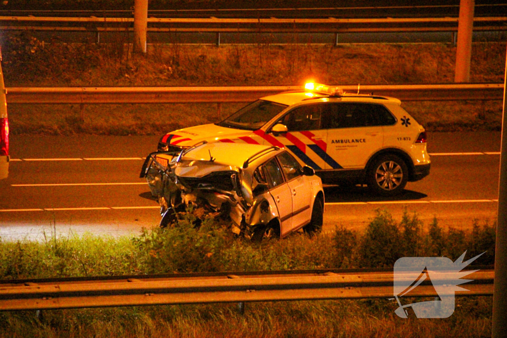 Auto zwaar beschadigd na ongeval op snelweg