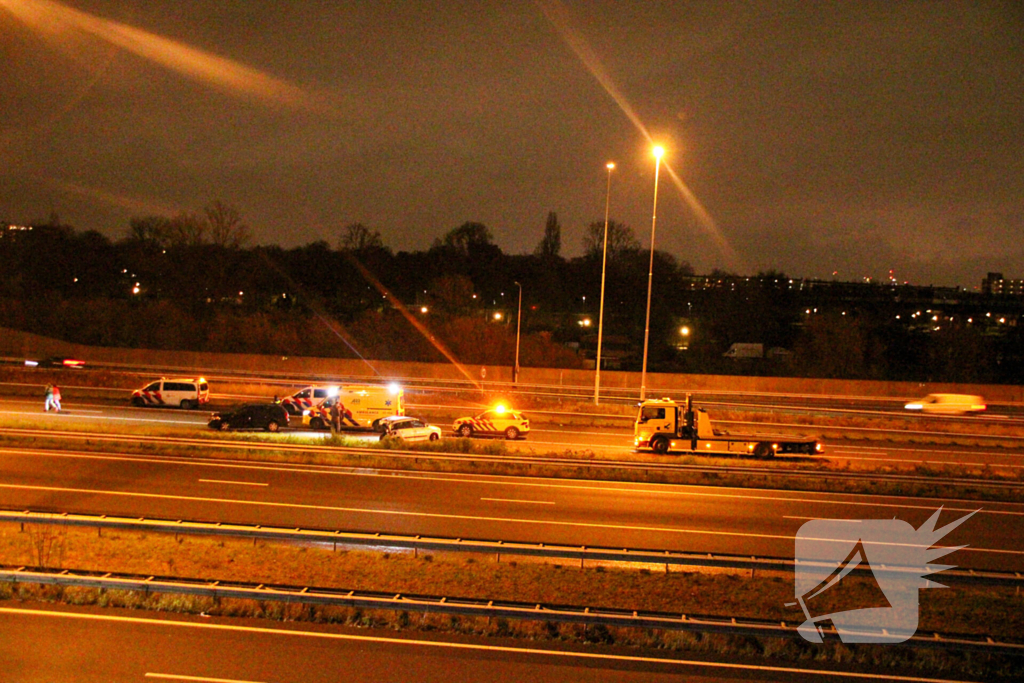 Auto zwaar beschadigd na ongeval op snelweg