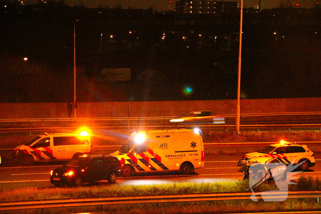 Auto zwaar beschadigd na ongeval op snelweg