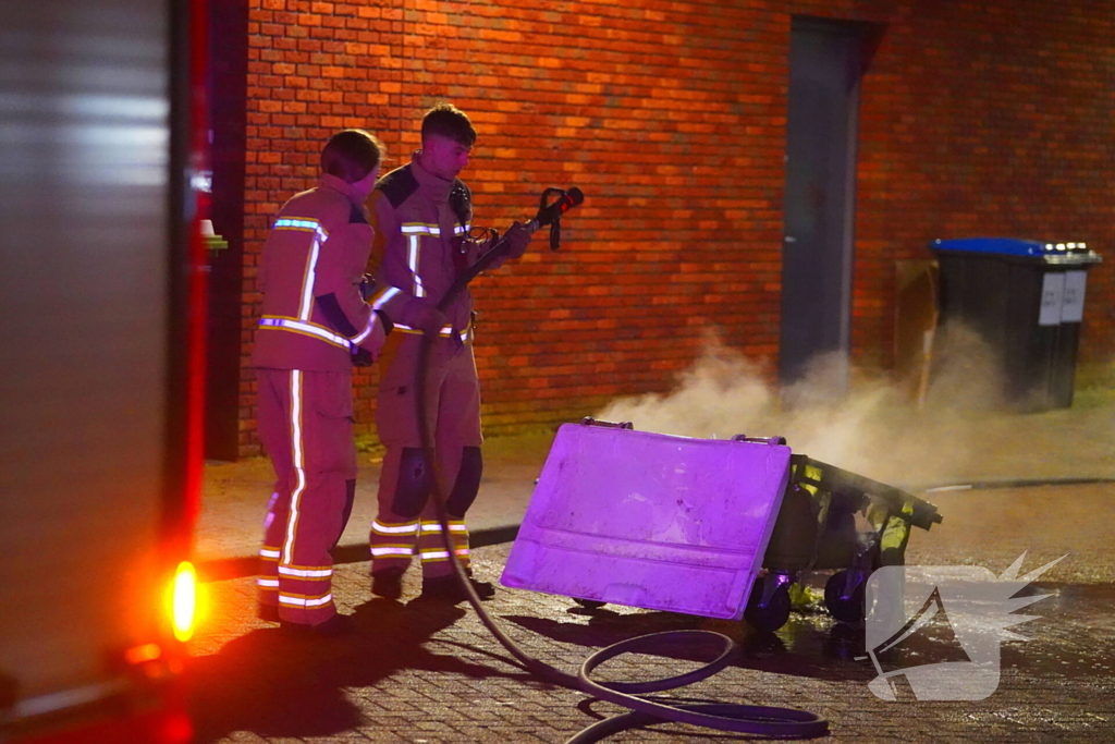 Container midden op de weg in brand