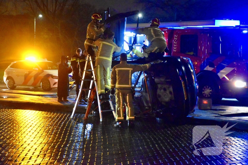 Auto belandt op zijkant na aanrijding