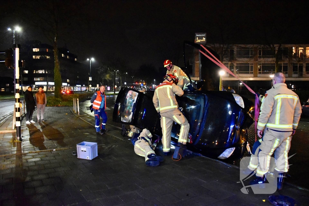 Auto belandt op zijkant na aanrijding