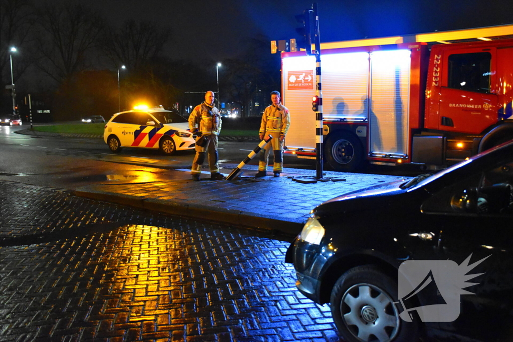 Auto belandt op zijkant na aanrijding