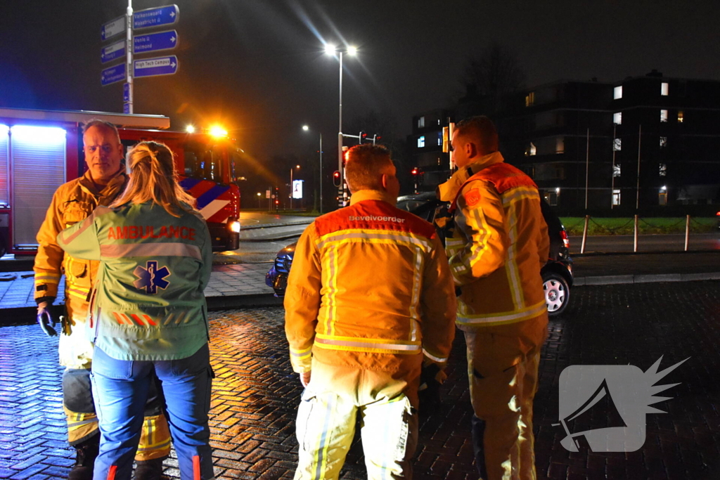 Auto belandt op zijkant na aanrijding