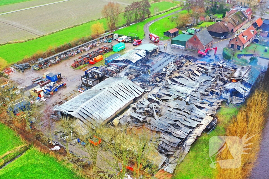 Brandmeester bij brand houthandel nablussen begonnen