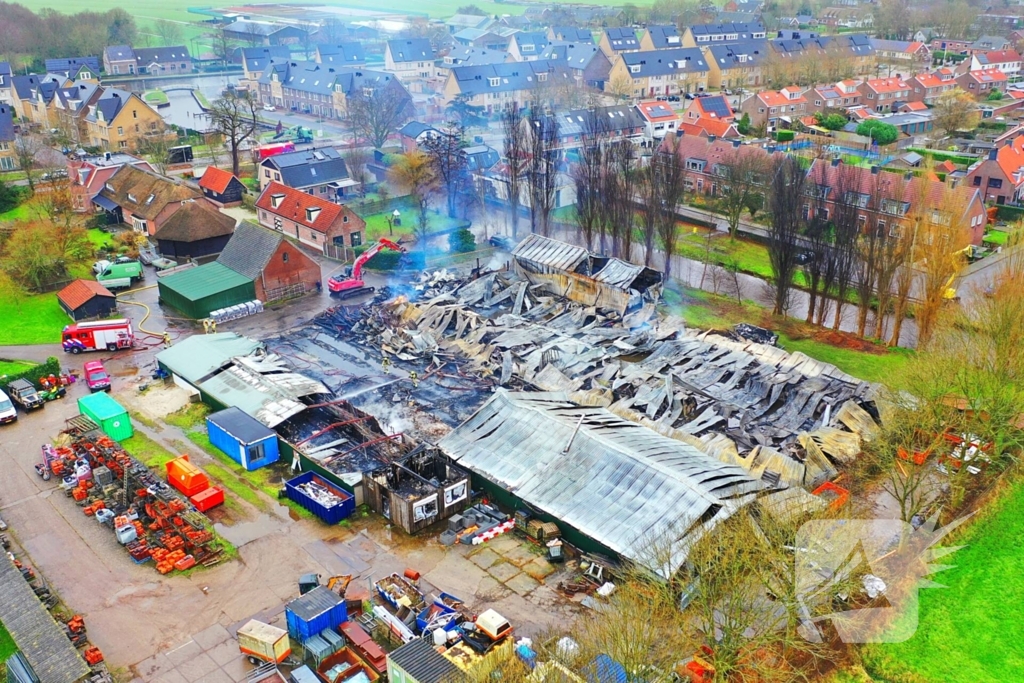 Brandmeester bij brand houthandel nablussen begonnen