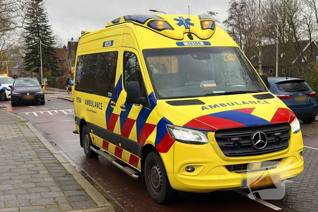 Fietser naar ziekenhuis na botsing met auto