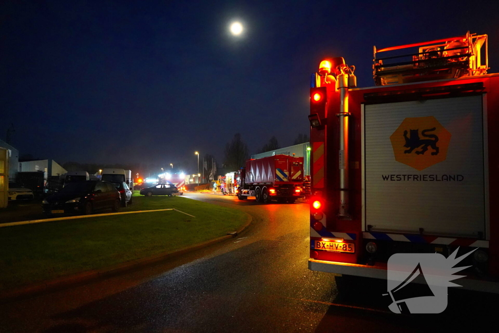 Voertuig vliegt in brand in garagebedrijf