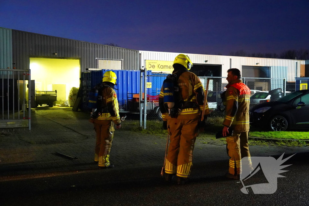 Voertuig vliegt in brand in garagebedrijf