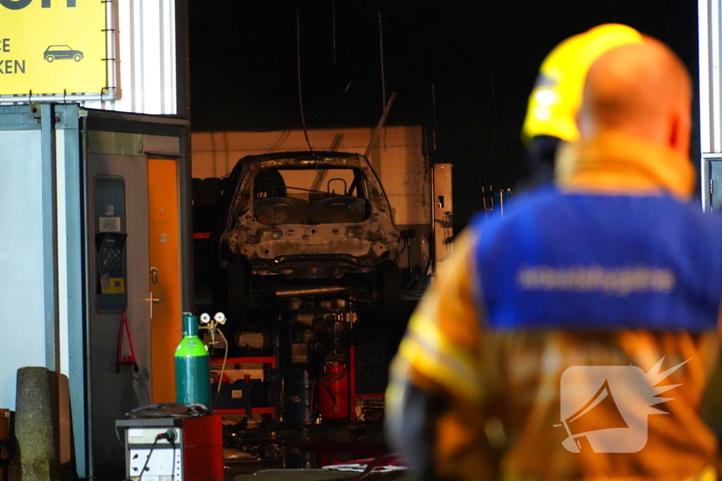 Voertuig vliegt in brand in garagebedrijf