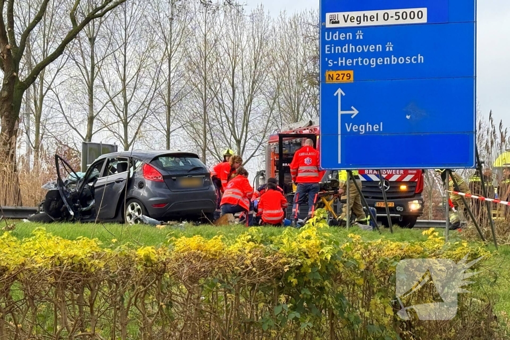 Twee vrachtwagens en een personenauto met elkaar in botsing