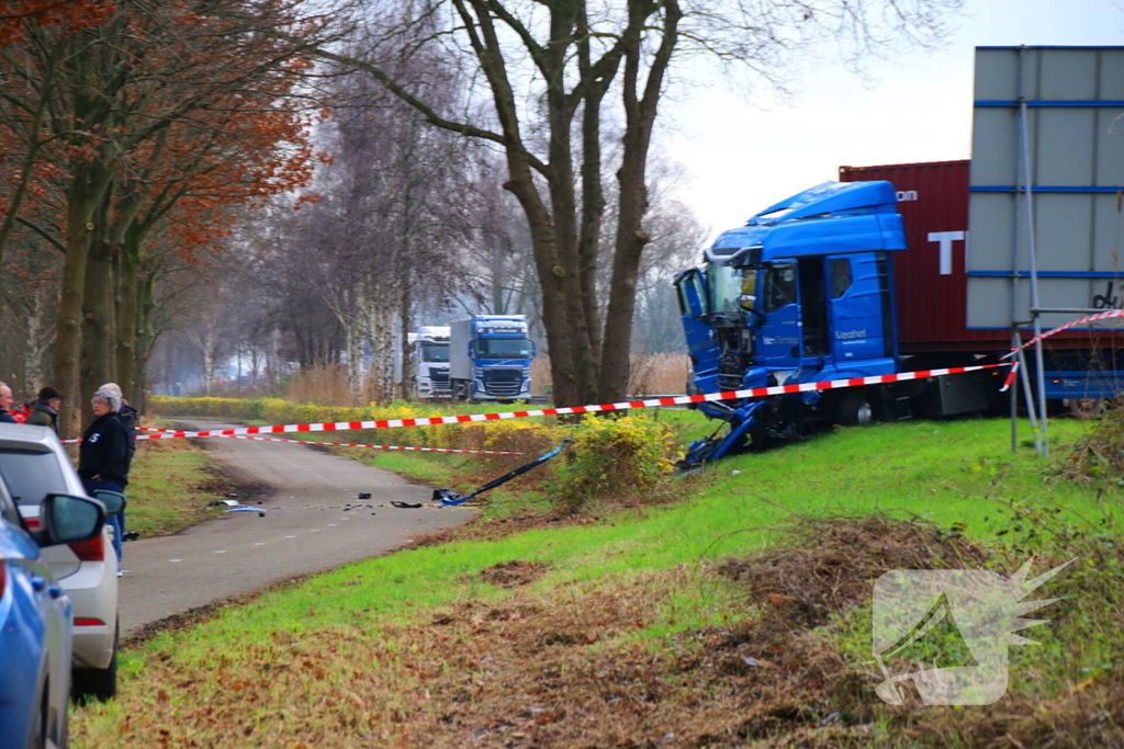 Twee vrachtwagens en een personenauto met elkaar in botsing