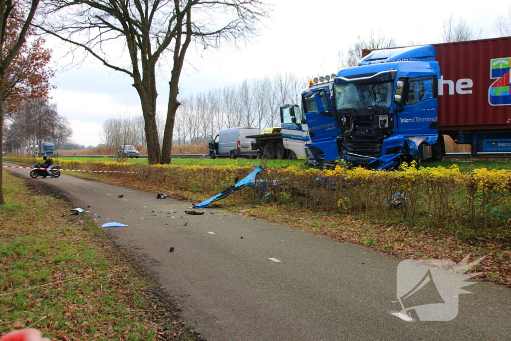 Twee vrachtwagens en een personenauto met elkaar in botsing