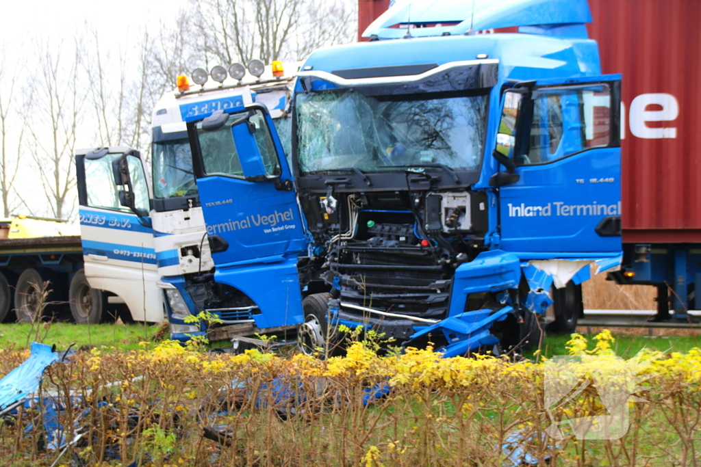 Twee vrachtwagens en een personenauto met elkaar in botsing