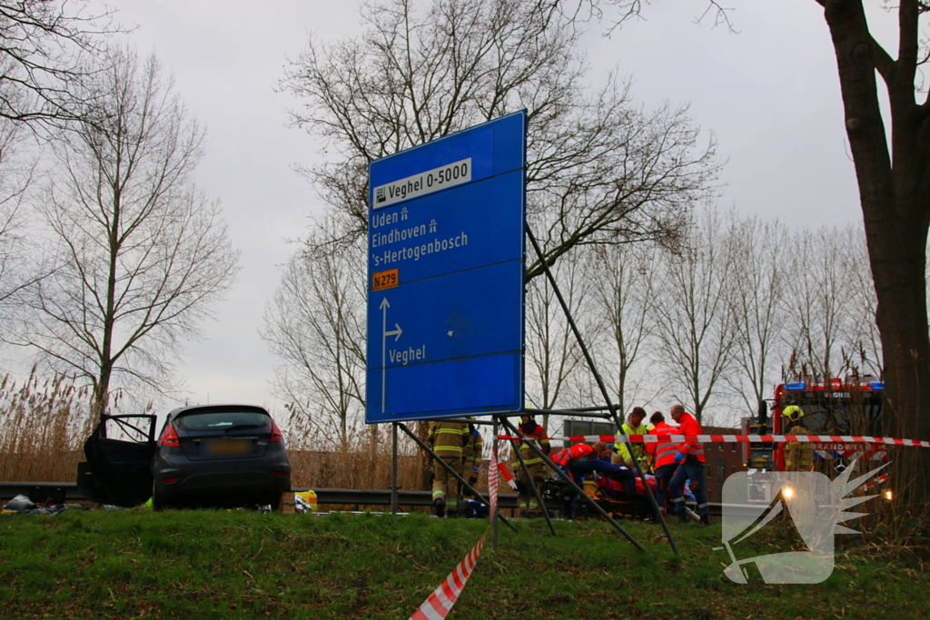 Twee vrachtwagens en een personenauto met elkaar in botsing