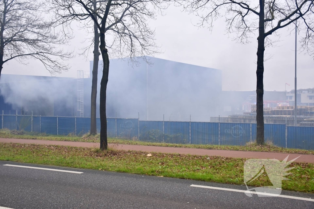 Fikse rookontwikkeling bij brand op terrein recycliingbedrijf