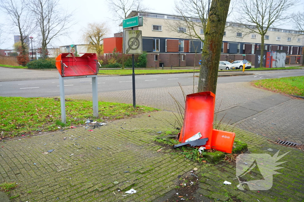 Postnl brievenbus opgeblazen, post ligt op straat