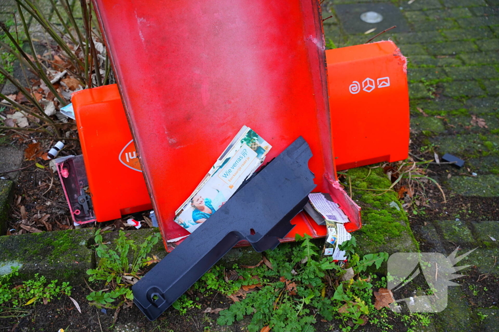 Postnl brievenbus opgeblazen, post ligt op straat