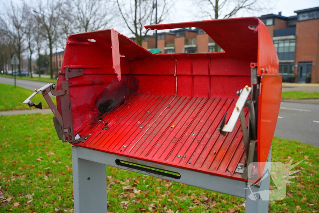 Postnl brievenbus opgeblazen, post ligt op straat