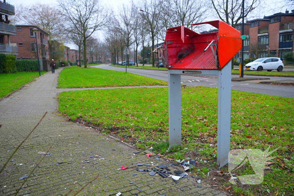 Postnl brievenbus opgeblazen, post ligt op straat