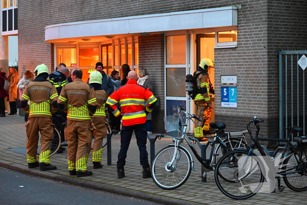 Brandweer onderzoekt gaslucht in reisbureau