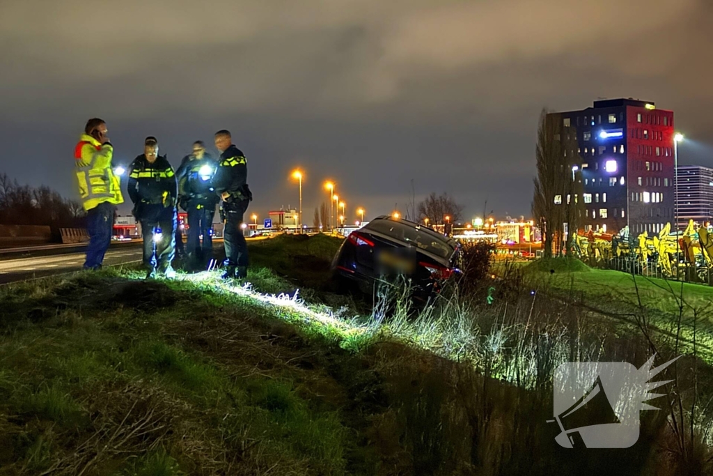 Automobilist belandt in de berm