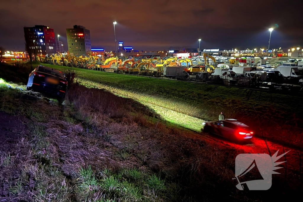 Automobilist belandt in de berm