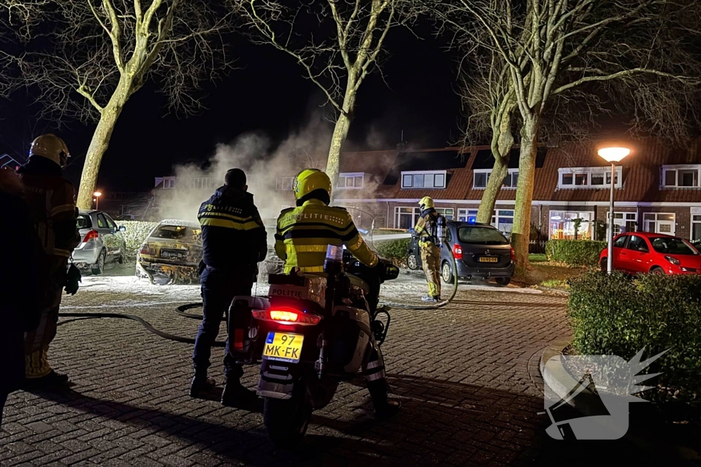 Geparkeerde auto's verwoest door brand