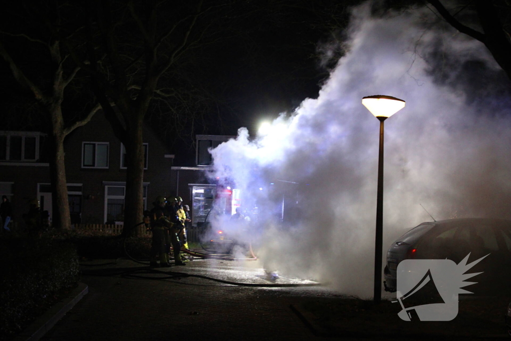 Geparkeerde auto's verwoest door brand