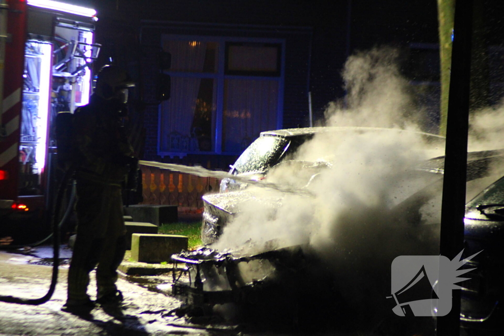 Geparkeerde auto's verwoest door brand