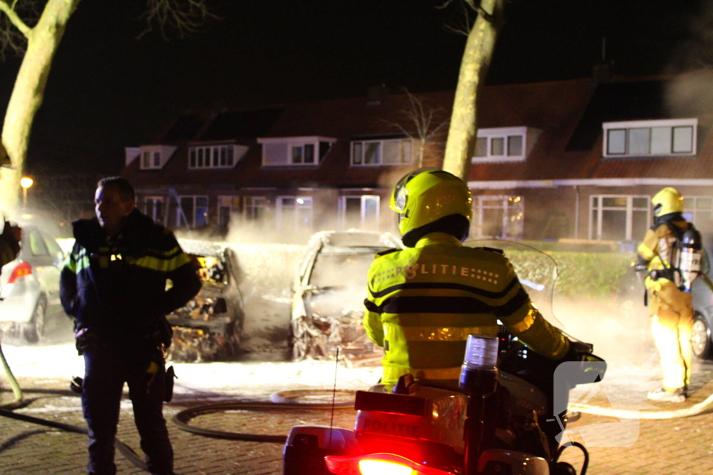 Geparkeerde auto's verwoest door brand