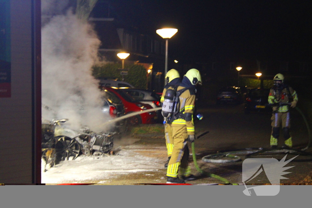 Geparkeerde auto's verwoest door brand