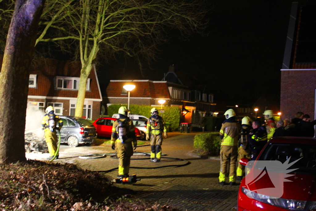 Geparkeerde auto's verwoest door brand