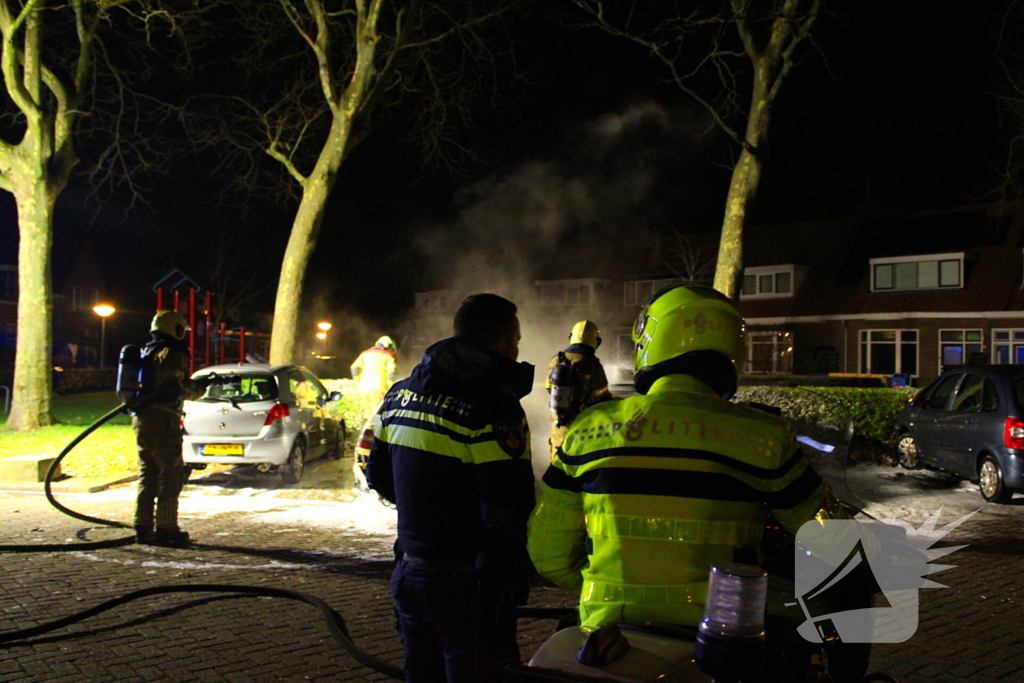 Geparkeerde auto's verwoest door brand