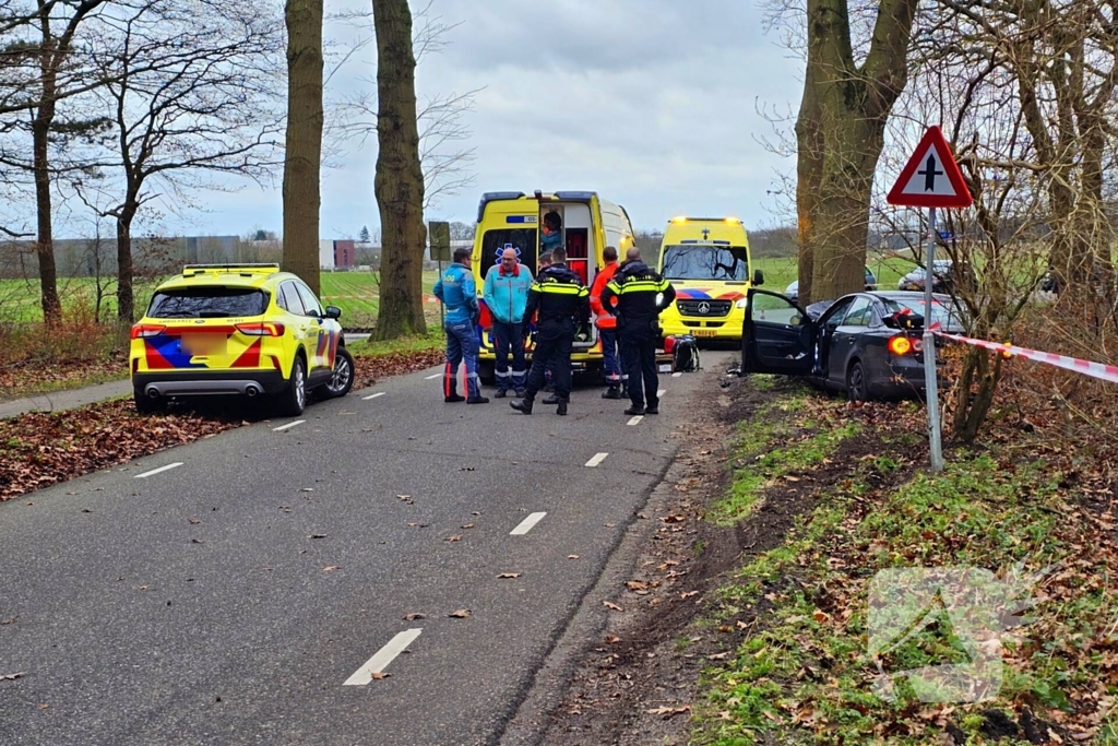 Persoon zwaargewond bij botsing tegen boom