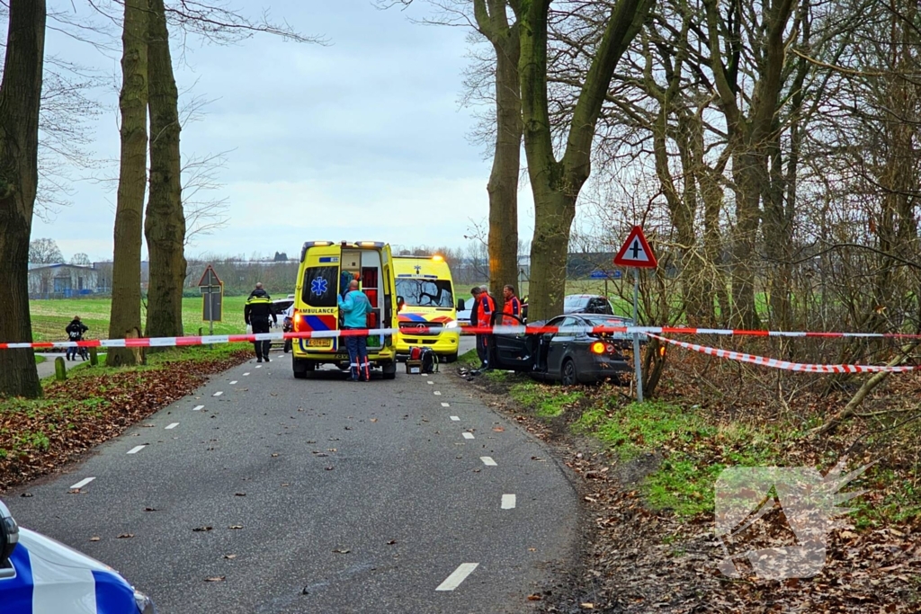 Persoon zwaargewond bij botsing tegen boom