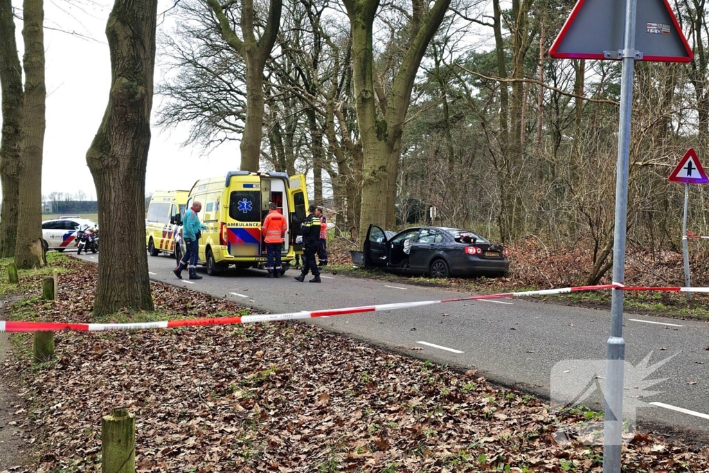 Persoon zwaargewond bij botsing tegen boom