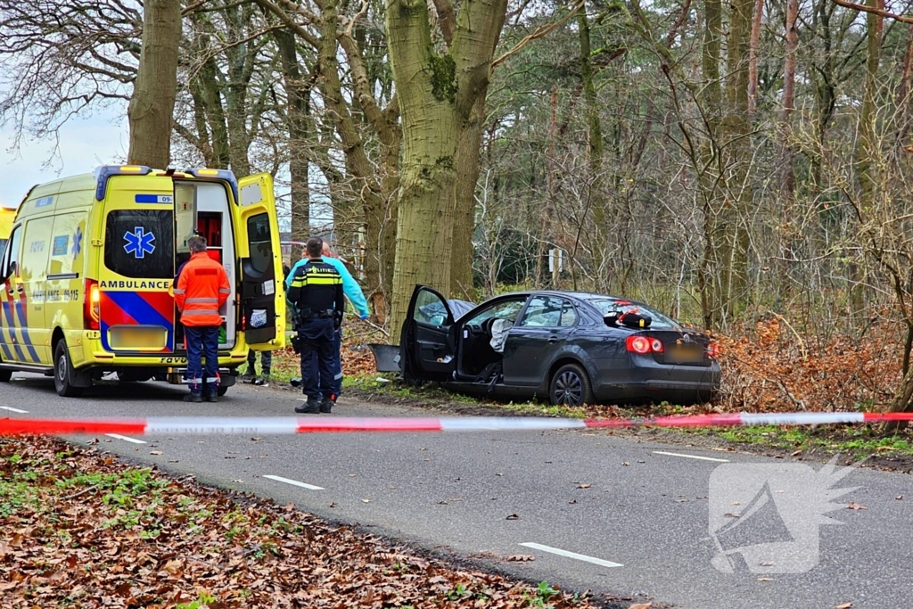 Persoon zwaargewond bij botsing tegen boom