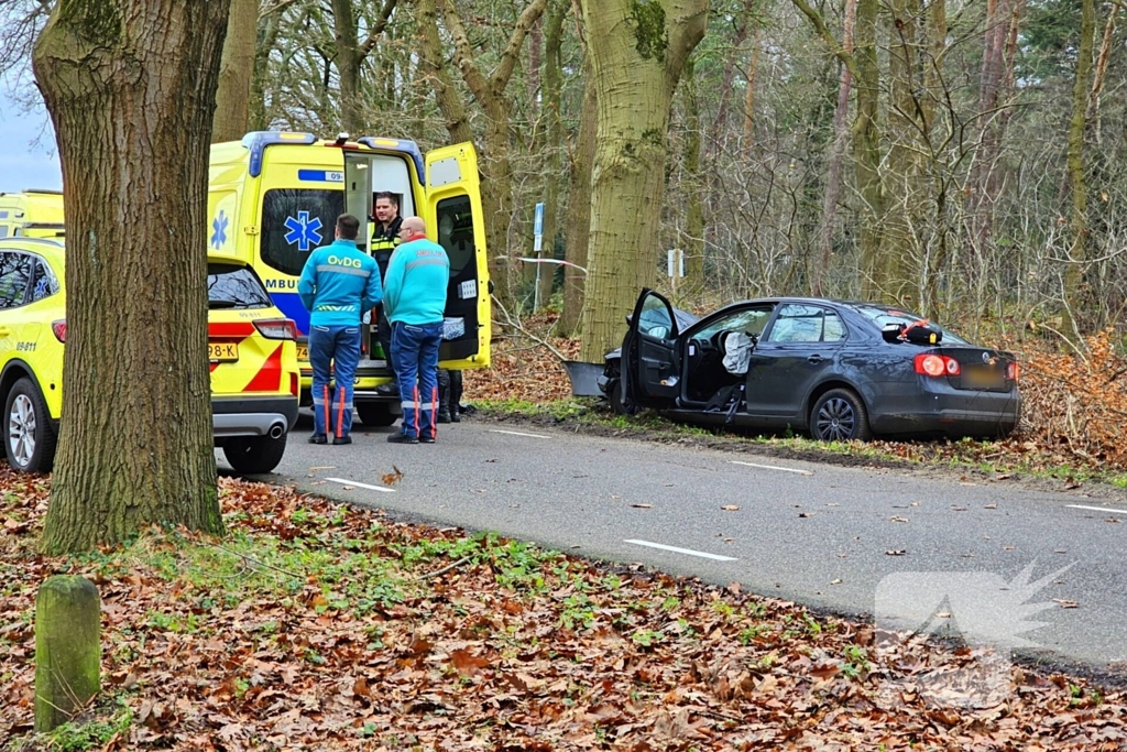 Persoon zwaargewond bij botsing tegen boom