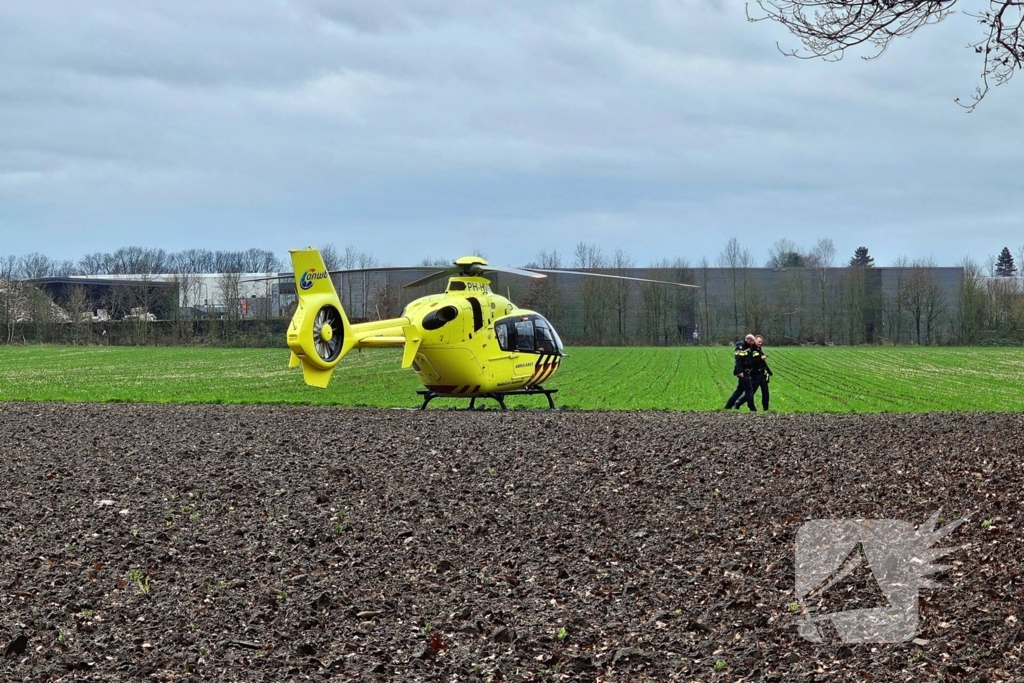 Persoon zwaargewond bij botsing tegen boom