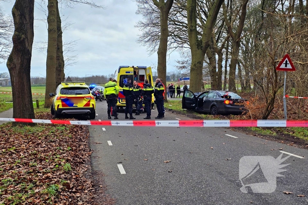 Persoon zwaargewond bij botsing tegen boom