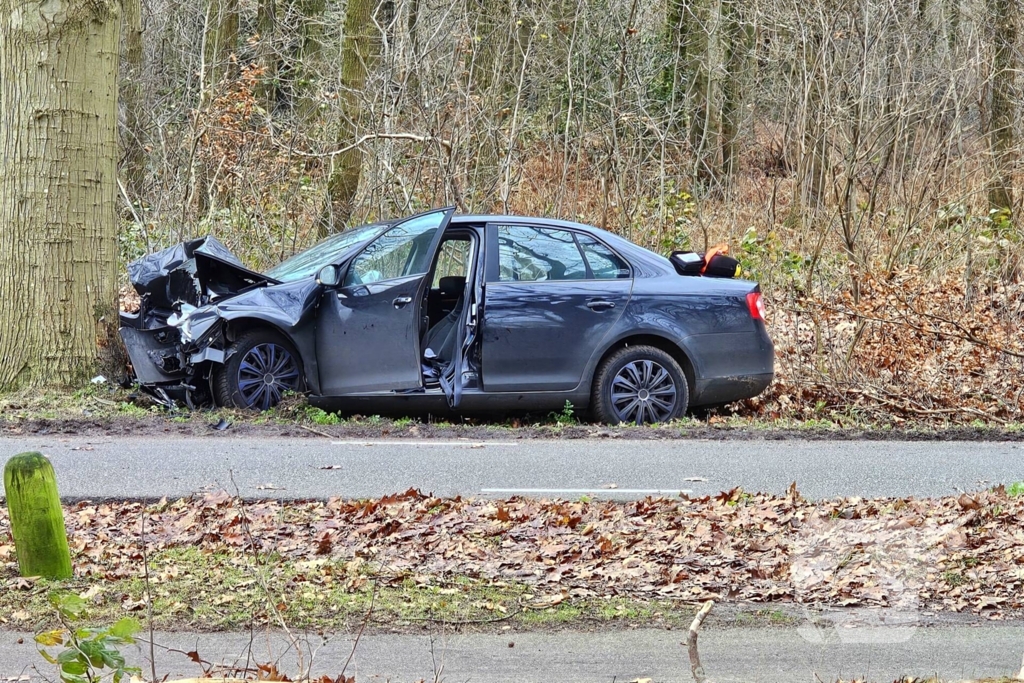 Persoon zwaargewond bij botsing tegen boom