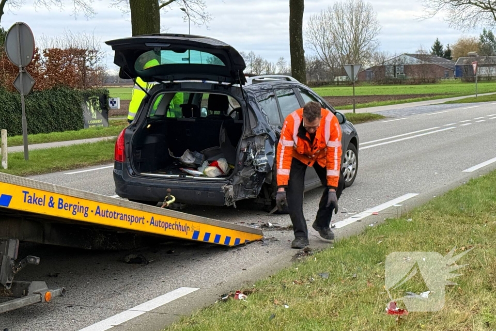 Bestelbus belandt in sloot na botsing